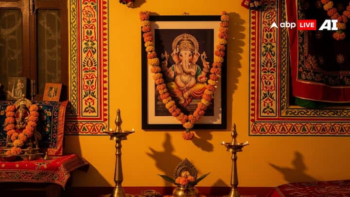 फोटो लगाते समय इस बात का ध्यान हमेशा रखें कि फोटो में भगवान शांत या मुस्कुराते हुए मुद्रा में हो.