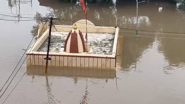 મહીસાગર જિલ્લામાં સાર્વત્રિક વરસાદ વરસ્યો હતો. લુણાવાડામાં વહેલી સવારથી જ ધોધમાર વરસાદ વરસી રહ્યો છે. માંડવી બજાર, હાટડીયા બજારમાં પાણી ભરાયા હતા. તે સિવાય હુસેની ચોક, પીપળી બજાર, વરધરી રોડ પર પણ પાણી ભરાયા હતા. ગઈકાલે પણ લુણાવાડામાં ધોધમાર વરસાદ ખાબક્યો હતો.