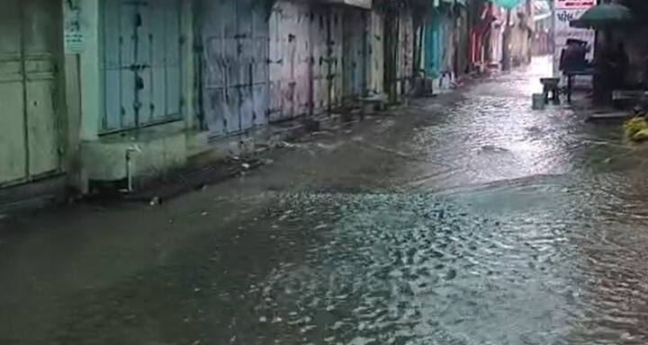 જ્યારે છોટાઉદેપુરના જેતપુરપાવીમાં 6.9 ઈંચ વરસાદ વરસ્યો છે. પંચમહાલના શેહેરા તાલુકામાં 6.8 ઈંચ વરસાદ નોંધાયો છે. આ ઉપરાંત વલસાડના ધરમપુરમાં 6.6 ઈંચ વરસાદથી જળબંબાકારની સ્થિતિ સર્જાઈ છે.