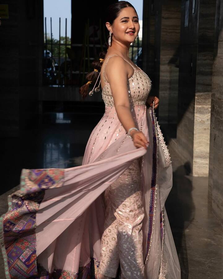 वो जगह एकदम सुनसान था.एक्ट्रेस उधर गईं तो किसी ने उनके ऊपर काला कपड़ा फेंका. एक्ट्रेस ने कपड़ा हटाकर देखा तो कोई नहीं था.एक्ट्रेस के शरीर का आधा हिस्सा अगले दिन सूज किया था. बाद में उन्होंने इलाज करवाया तो ठीक हुआ.