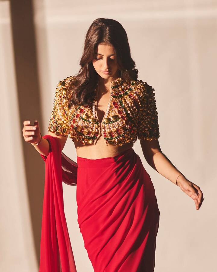 She took off the pallu of the saree and posted in many ways, which are becoming viral on social media.