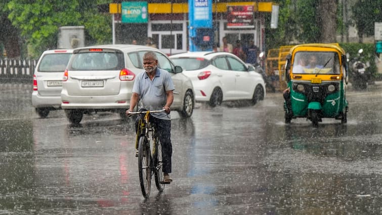 UP Weather: पूरब से पश्चिम तक मानसून ने लगाया जोर, सहारनपुर समेत इन जिलों में भारी बारिश का ऑरेंज अलर्ट UP Weather Update IMD forecast for Thunderstorm heavy rain 25 June today Saharanpur Rampur Pilibhit ka mausam UP Weather: पूरब से पश्चिम तक मानसून ने लगाया जोर, सहारनपुर समेत इन जिलों में भारी बारिश का ऑरेंज अलर्ट
