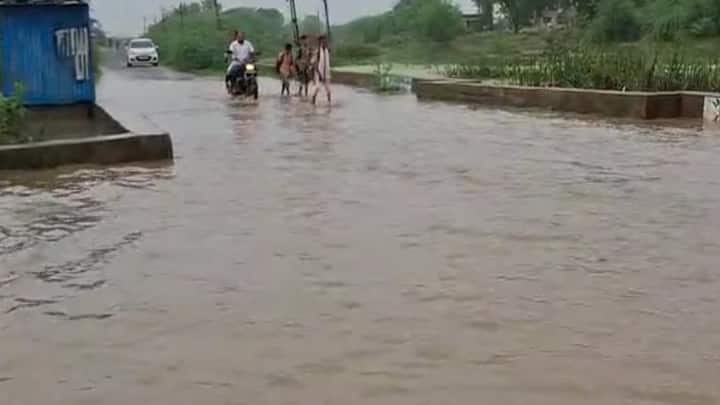 તાપી જિલ્લામાં સતત બીજા દિવસે સાર્વત્રિક વરસાદ વરસ્યો હતો. સવારે બે કલાકમાં તાપીના કુકરમુંડામાં બે ઈંચથી વધુ વરસાદ વરસ્યો હતો. વ્યારા, વાલોડ, ડોલવણ, સોનગઢ તાલુકામાં પણ વરસાદ વરસ્યો છે. વ્યારા- સોનગઢ તાલુકામાં છેલ્લા 24 કલાકમાં પાંચ ઈંચ વરસાદ વરસ્યો હતો.