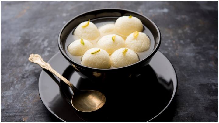 పాలు విడిపోయాక నీటిని వేరు చేసి.. చల్లని నీటితో మిగిలిన పదార్థాన్ని కడగాలి. ఇప్పుడు దానిలోని నీటిని పిండేసి 30 నుంచి 45 నిమిషాలు పక్కన ఉంచి డ్రై అయ్యేలా చూసుకోవాలి.