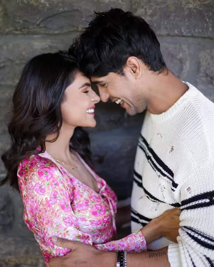 लेकिन अब दोनों ने कुछ समय पहले ही एक दूसरे को इंस्टाग्राम पर अनफॉलो कर दिया है, जिससे फैंस उनके ब्रेकअप के कयास लगा रहे हैं, हालांकि दोनों ने एक दूसरे को क्यों ब्रेकअप किया या अनफॉलो क्यों किया, इस बारे में अभी तक कुछ सामने नहीं आया है।