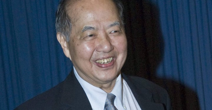 6. त्सुंग- दाओ ली 1957 मध्ये त्सुंग- दाओ ली यांना वयाच्या 31 व्या वर्षी त्यांचे सहकारी चेन निंग यांग यांच्यासोबत तथाकथित समता कायद्यांच्या भेदक अभ्यासासाठी भौतिकशास्त्राचे नोबेल पारितोषिक मिळाले.