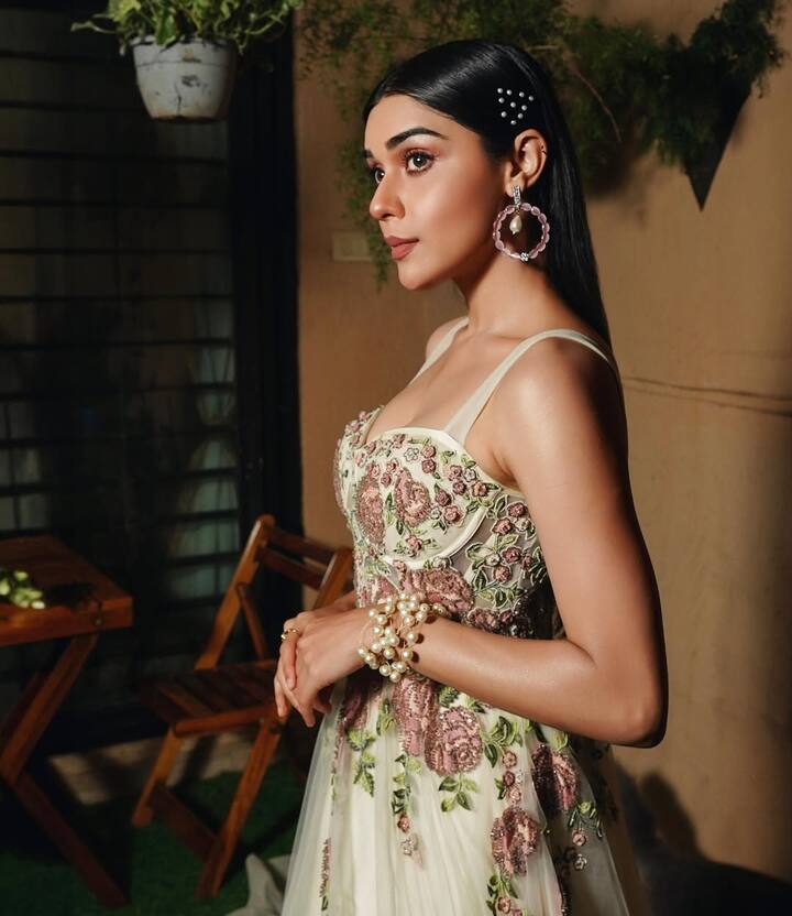 ईशा ने इश्क का रंग सफेद शो में महज 17 साल की उम्र में विधवा की भूमिका निभाई थी. एक्ट्रेस को इस रोल में काफी पसंद किया गय़ा था.