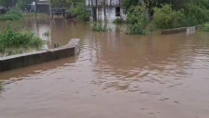 વડોદરાના ડભોઈના ઉપરવાસમાં ભારે વરસાદથી ઢાઢર નદીમાં પૂર આવ્યા હતા. ઢાઢર નદીના પાણી ડભોઈ તાલુકાના 7થી 8 ગામના માર્ગો પર ફરી વળ્યા હતા.