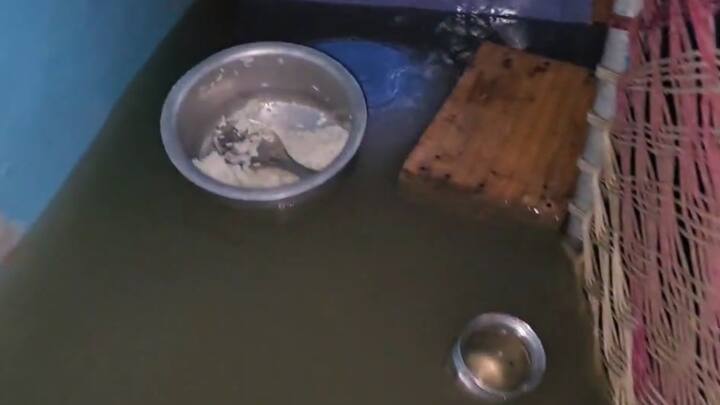 સુરતના ઉમરપાડા તાલુકામાં ધોધમાર વરસાદ  વરસ્યો હતો.  ઉમરપાડામાં સવારે 10 વાગ્યા સુધીમાં ચાર ઈંચ વરસાદ વરસ્યો હતો. સુરતના ઉમરપાડામાં બે કલાકમાં જ ત્રણ ઈંચ વરસાદ વરસ્યો હતો. માંડવીના પીચણવાનથી જામકૂઈ ધજ માર્ગ પર પાણી ફરી વળ્યા હતા. લો- લેવલ કોઝવે બંધ થતા વાહન વ્યવહારને બંધ કરાયો હતો. ઉમરપાડા અને માંડવી તાલુકાના અનેક લો- લેવલ કોઝ વે પાણીમાં ગરકાવ થયા હતા.