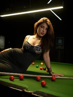 खुद को श्रेयस अय्यर के बच्चों की मां बताने वाली एक्ट्रेस का कातिलाना अंदाज, स्नूकर टेबल पर लेटकर दिए पोज