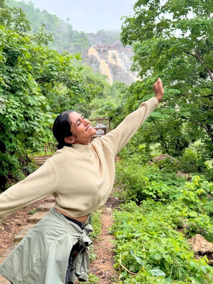 रिंकू राजगुरु हिने 2020 मध्ये डिजीटलमध्ये पदार्पण केलं. तिने  ‘हंड्रेड’ या हॉटस्टारवरील सिरीजमध्ये नेट्रा पाटीलची भूमिका निभावली, 2022 मध्ये अमिताभ बच्चन यांच्या ‘झुंड’ मध्ये मोनिका या भूमिकेत त्यांनी हिंदी चित्रपटात पदार्पण केले.