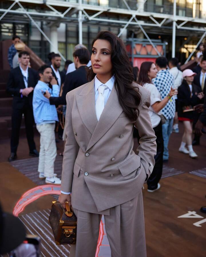 Her makeup was kept polished—neutral tones with a strong brow and nude lips—keeping the focus on the ensemble while still elevating her facial features.