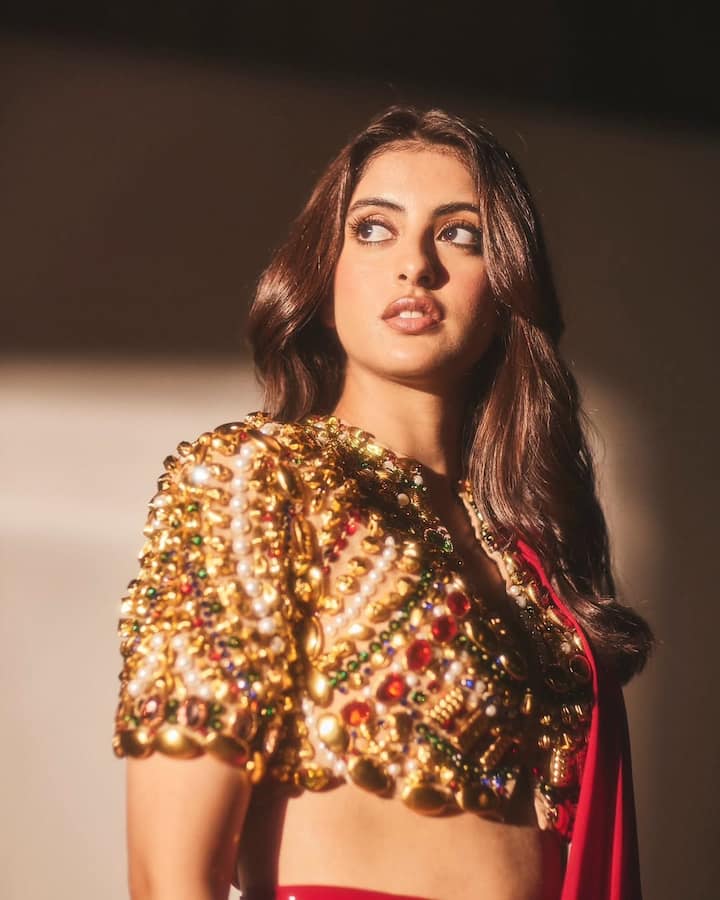 Navya has kept her hair open and has done very light makeup, which is very much liked by everyone.