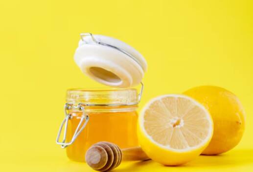 नींबू-शहद वाला गुनगुना पानी: सुबह खाली पेट एक गिलास नींबू-शहद पानी मेटाबॉलिज्म को तेज करता है और शरीर से टॉक्सिन्स बाहर निकालता है. पेट की चर्बी घटाने का सबसे पॉपुलर घरेलू नुस्खा.