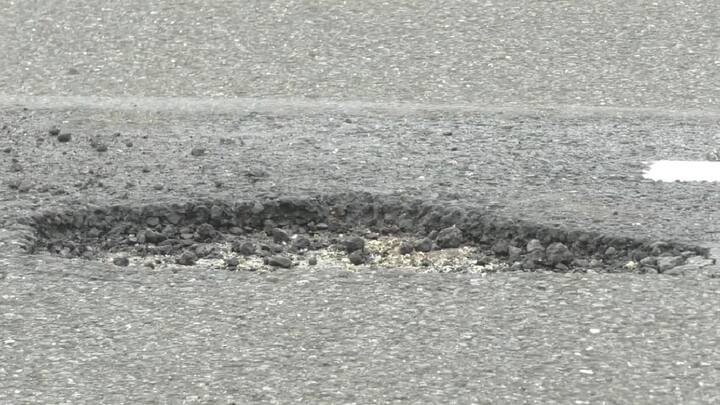 या खड्ड्यांमुळे महामार्गावरुन प्रवास करणाऱ्या प्रवाशांचे जीव धोक्यात आले असून, वाहन चालवताना नियंत्रण बिघडून अपघात होण्याची शक्यता निर्माण झाली आहे.