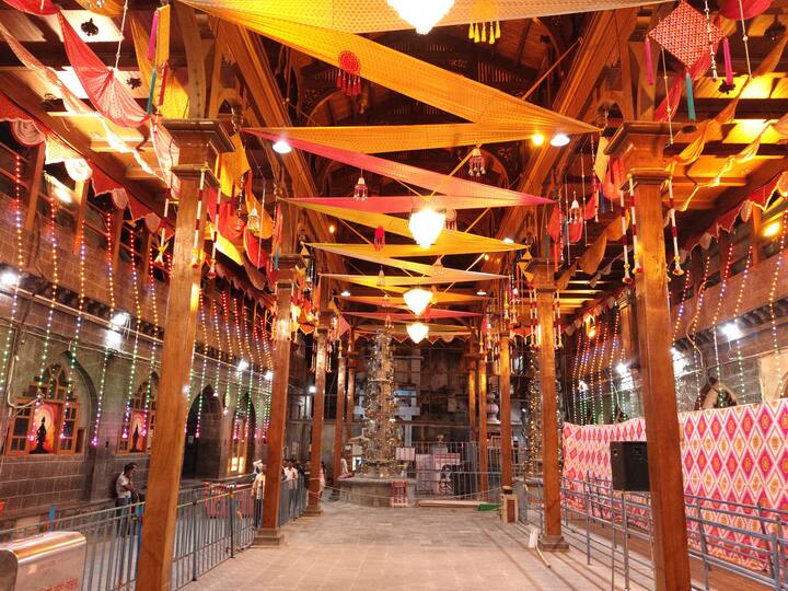 आषाढी सोहळ्यासाठी राज्यभरातून लाखो भाविक पंढरपूरची वाट चालत असताना मंदिर समितीने विठ्ठल मंदिर, सात मजली दर्शन मंडप,तुकाराम भवन नामदेव पायरी,पश्चिम दरवाजा,व्हीआयपी गेट अशा सर्व ठिकाणी अत्यंत आकर्षक अशी विद्युत रोषणाई केली आहे.