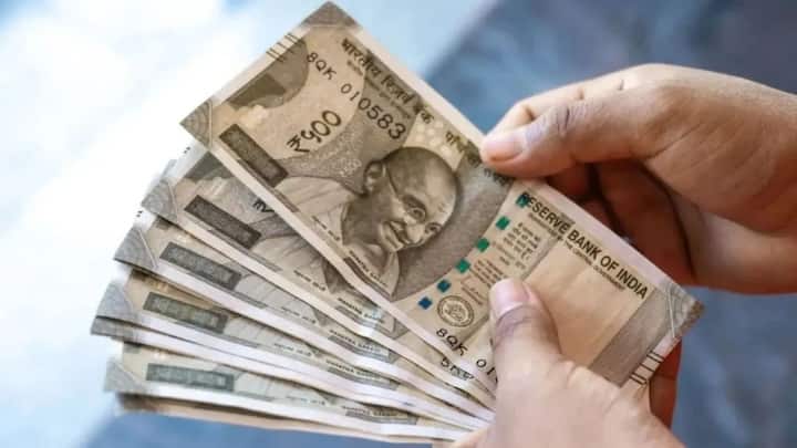 इस योजना के जरिए किसानों के सालाना 6000 रुपये की आर्थिक सहायता दी जाती है. सरकार 2000 रुपयों की तीन किस्तों में यह राशि देती है. अब तक इस योजना के तहत सरका कुल 19 किस्तें जारी कर चुकी है. अब किसानों को 20वीं किस्त का इंतजार है.