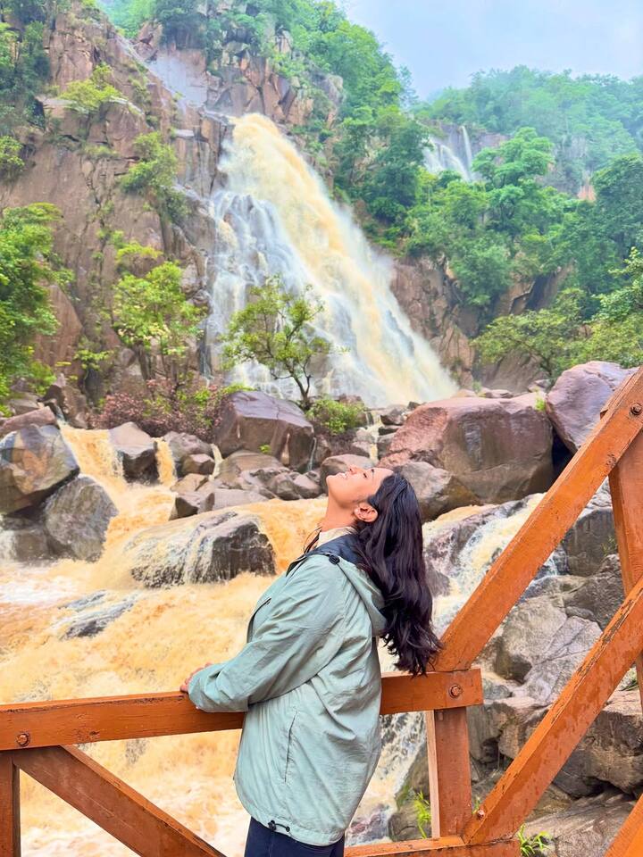 रिंकू राजगुरु मूळची सोलापूर जिल्ह्यातील अकलूज या गावची आहे. केवळ अकरा वर्षांची असताना तिने अभिनय क्षेत्रातील कारकीर्दीला सुरुवात केली. सैराट सिनेमातील तिचं आर्ची हे पात्र इतकं फेमस झालं की, सर्वजण तिला रिंकू या नावाने नाहीतर आर्ची या नावानेच ओळखतात.