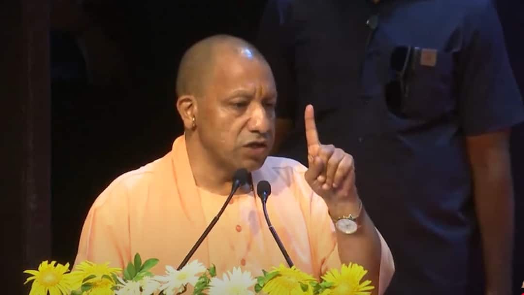 आपातकाल के 50 साल पर CM योगी का बड़ा ऐलान, यूपी में लोकतंत्र सेनानियों मिलेगी ये खास सुविधा CM Yogi Adityanath React on 50 Years of Emergency Said Democracy fighters get cashless treatment आपातकाल के 50 साल पर CM योगी का बड़ा ऐलान, यूपी में लोकतंत्र सेनानियों मिलेगी ये खास सुविधा