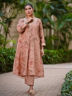 स्लीव्लेस गाउन में सपना चौधरी का ग्लैमरस अंदाज, तस्वीरों ने तेज कीं फैंस की धड़कनें