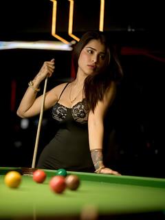 खुद को श्रेयस अय्यर के बच्चों की मां बताने वाली एक्ट्रेस का कातिलाना अंदाज, स्नूकर टेबल पर लेटकर दिए पोज