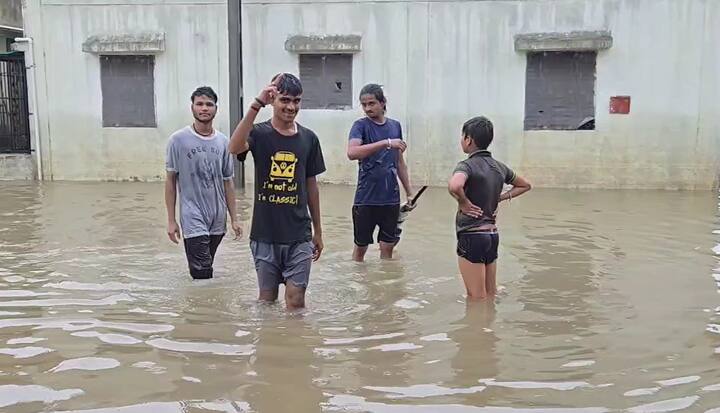 હવામાન નિષ્ણાત અંબાલાલ પટેલના જણાવ્યા અનુસાર જુલાઈમાં પણ ગુજરાતના વિવિધ જિલ્લાઓમાં ધોધમાર વરસાદ ખાબકી શકે છે. 1 થી 3 જુલાઈ દરમિયાન ગુજરાતમાં ધોધમાર વરસાદની આગાહી કરવામાં આવી છે.