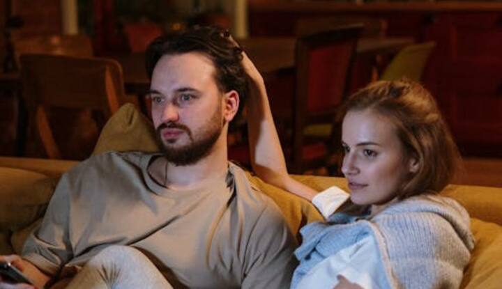 बेस्ट पति बनने के लिए आप अपनी पत्नी की बातें ध्यान से सुनें. अपनी बीवी की बात सुनने के साथ ही आप उनकी बातों को अच्छे से समझें भी, क्योंकि जब आप उनकी बातों को ध्यान से सुनते हैं तो वह खुद को अहम महसूस करती है और आपके साथ और भी जुड़ा हुआ महसूस करती है.