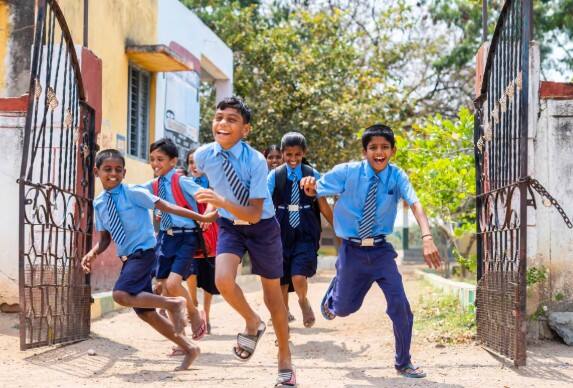 ਹਾਲਾਂਕਿ, ਅਜੇ ਵੀ ਬਹੁਤ ਸਾਰੇ ਸੂਬੇ ਅਜਿਹੇ ਹਨ ਜਿੱਥੇ ਸਕੂਲ ਦੀਆਂ ਛੁੱਟੀਆਂ ਵਧਾ ਦਿੱਤੀਆਂ ਗਈਆਂ ਹਨ। ਇਹ ਸਕੂਲੀ ਬੱਚਿਆਂ ਲਈ ਬਹੁਤ ਕੁਝ ਕਰਨ ਦਾ ਸਮਾਂ ਹੈ। ਬਹੁਤ ਸਾਰੇ ਬੱਚੇ ਗਰਮੀਆਂ ਦੀਆਂ ਕਲਾਸਾਂ ਸ਼ੁਰੂ ਕਰਦੇ ਹਨ, ਜਦੋਂ ਕਿ ਕੁਝ ਆਪਣੀ ਰਚਨਾਤਮਕਤਾ ਨੂੰ ਵਧਾਉਣ ਵਿੱਚ ਰੁੱਝ ਜਾਂਦੇ ਹਨ। ਇਸਦੇ ਨਾਲ ਹੀ ਕੁਝ ਸੂਬਿਆਂ ਦੇ ਬੱਚਿਆਂ ਲਈ ਗਰਮੀਆਂ ਦੀਆਂ ਛੁੱਟੀਆਂ 30 ਜੂਨ ਤੱਕ ਜਾਰੀ ਰਹਿਣਗੀਆਂ। ਇਸ ਵਿਚਾਲੇ ਕੁਝ ਸਕੂਲ ਪਹਿਲਾਂ ਹੀ ਖੁੱਲ੍ਹ ਗਏ ਹਨ।