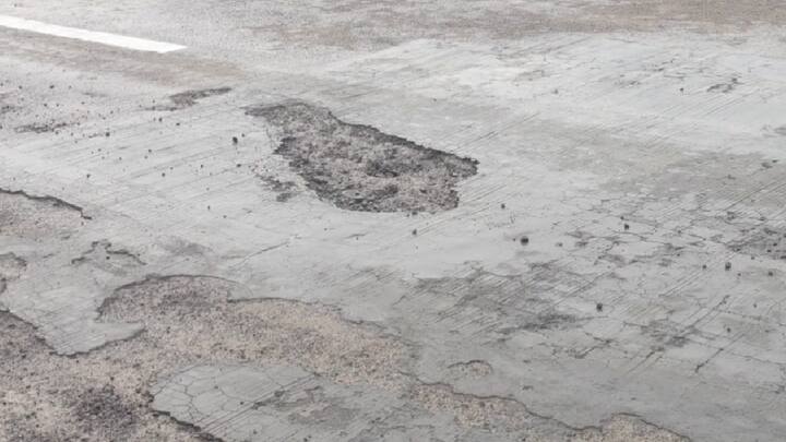 राज्य सरकारच्या महत्त्वाकांक्षी प्रकल्पांपैकी एक असलेल्या समृद्धी महामार्गावर अशा त्रुटी निर्माण होणे, याकडे यंत्रणांनी गांभीर्याने पाहण्याची गरज व्यक्त होत असून मनसेचे नेते राजू पाटील यांनीही ट्विट करुन महामार्गावरील खड्ड्यात भ्रष्टाचार झाल्याचं म्हटलं आहे.