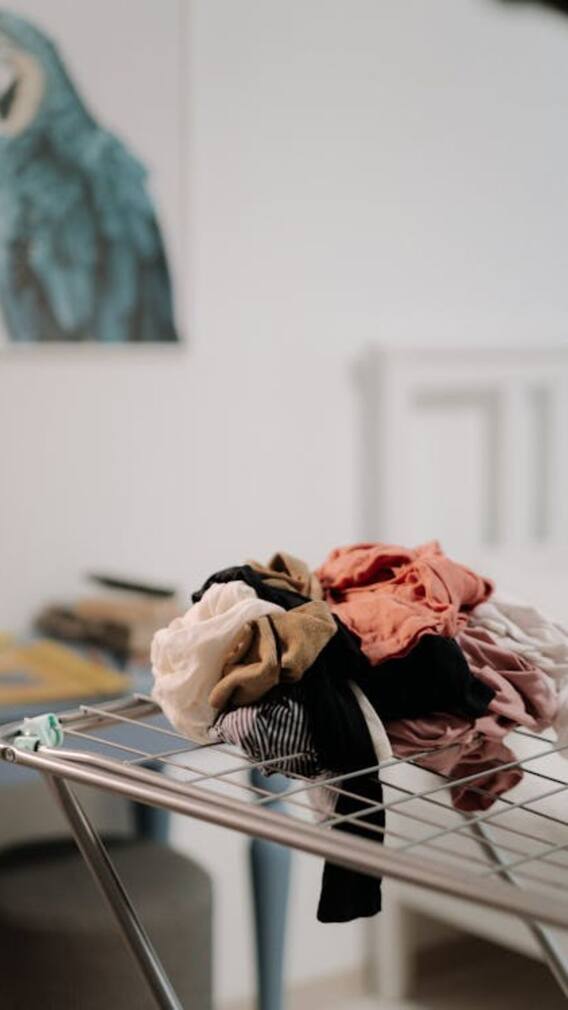 বর্ষায় দুর্গন্ধ জামায়? এই পদ্ধতিতে হবে দূর