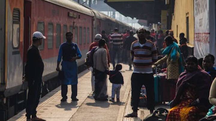 ज्यादातर लोगों को रेलवे के नियमों के बारे में ठीक से जानकारी नहीं होती है. दरअसल, ट्रेन में मौजूद चेन पुलिंग की सुविधा इमरजेंसी के लिए होती है. कई लोग इसे मजाक में या बिना कारण खींच देते हैं. बिना वजह चेन खींचना कानूनन अपराध है. इसके चलते अगर कोई यात्री नियम तोड़ता है तो उस पर कानूनी कार्रवाई हो सकती है.