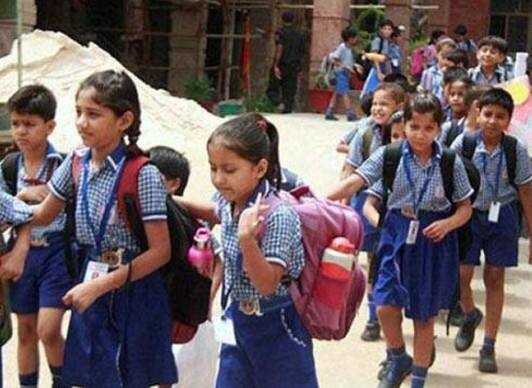 ਇਸ ਸੂਬੇ ਵਿੱਚ ਸਕੂਲ 7 ਜੁਲਾਈ ਤੱਕ ਰਹਿਣਗੇ ਬੰਦ ਇਸ ਦੇ ਨਾਲ ਹੀ, ਇੱਕ ਹੋਰ ਰਾਜ ਕਸ਼ਮੀਰ ਵਿੱਚ ਇਸ ਵਾਰ ਗਰਮੀ ਦਾ ਪ੍ਰਭਾਵ ਬਹੁਤ ਜ਼ਿਆਦਾ ਦੇਖਿਆ ਗਿਆ ਹੈ। ਇਸ ਕਾਰਨ, ਉੱਚ ਸੈਕੰਡਰੀ ਪੱਧਰ ਤੱਕ ਦੇ ਸਾਰੇ ਸਰਕਾਰੀ ਅਤੇ ਨਿੱਜੀ ਮਾਨਤਾ ਪ੍ਰਾਪਤ ਸਕੂਲ 7 ਜੁਲਾਈ, 2025 ਤੱਕ ਬੰਦ ਰਹਿਣਗੇ। ਪ੍ਰਸ਼ਾਸਨ ਨੇ ਬੱਚਿਆਂ ਦੀ ਸਿਹਤ ਨੂੰ ਧਿਆਨ ਵਿੱਚ ਰੱਖਦੇ ਹੋਏ ਇਹ ਫੈਸਲਾ ਲਿਆ ਹੈ। ਹਾਲਾਂਕਿ, ਸ਼੍ਰੀਨਗਰ ਨਗਰ ਪਾਲਿਕਾ ਸੀਮਾ ਦੇ ਅੰਦਰ ਆਉਣ ਵਾਲੇ ਸਕੂਲਾਂ ਦਾ ਸਮਾਂ ਸਵੇਰੇ 8 ਵਜੇ ਤੋਂ ਦੁਪਹਿਰ 1 ਵਜੇ ਤੱਕ ਨਿਰਧਾਰਤ ਕੀਤਾ ਗਿਆ ਹੈ, ਜਦੋਂ ਕਿ ਬਾਹਰੀ ਇਲਾਕਿਆਂ ਦੇ ਸਕੂਲ ਸਵੇਰੇ 8:30 ਵਜੇ ਤੋਂ ਦੁਪਹਿਰ 1:30 ਵਜੇ ਤੱਕ ਖੁੱਲ੍ਹਣਗੇ। ਇਸ ਨਾਲ ਬੱਚਿਆਂ ਨੂੰ ਦੁਪਹਿਰ ਦੀ ਤੇਜ਼ ਧੁੱਪ ਤੋਂ ਰਾਹਤ ਮਿਲੇਗੀ।