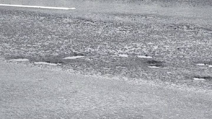 समृद्धी महामार्गाला पडलेले हे खड्डे टक्केवारी लाटून केलेल्या भ्रष्टाचाराचे जिवंत पुरावे आहेत. 70 हजार कोटी रुपये खर्चून बांधलेला महामार्ग खड्ड्यांचा महामार्ग बनला आहे, अशी टीका मनसेचे माजी आमदार राजू पाटील यांनी केली आहे.