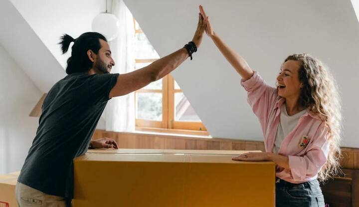 आजकल के जीवन में कोई भी परफेक्ट नहीं होता है. ऐसे में आप अपनी पत्नी को भी उनकी कमियों के साथ अपनाएं. अगर आपकी पत्नी की कोई आदत आपको पसंद नहीं है तो उन्हें प्यार से समझाएं. साथ ही, उसे उसकी अच्छाइयों के साथ भी स्वीकार करें.