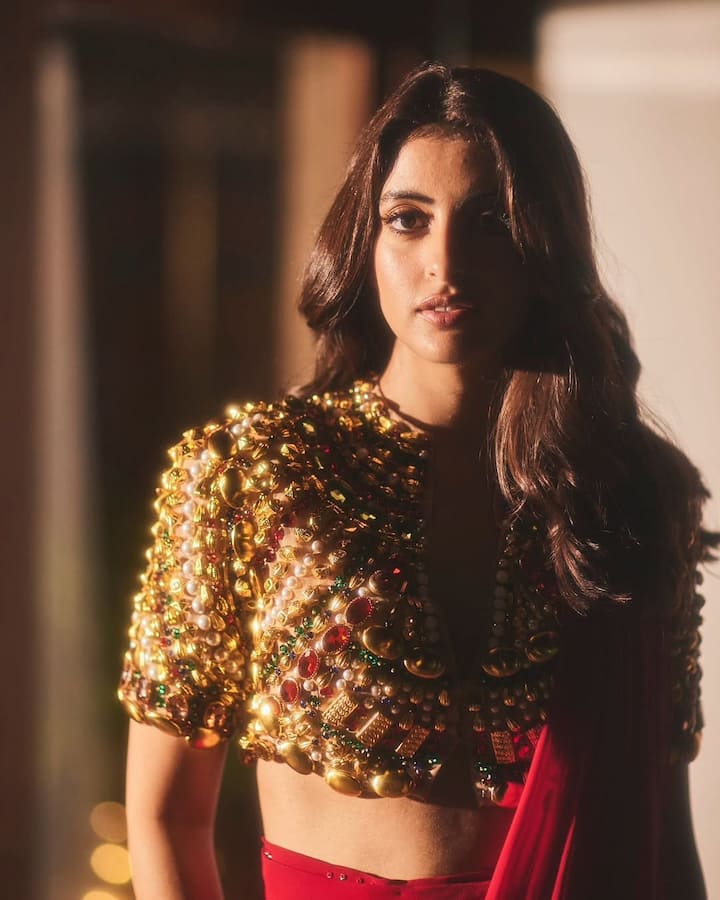 This outfit designed by famous designer couple Abu Jani and Sandeep Khosla has been carried by Navya with great grace.