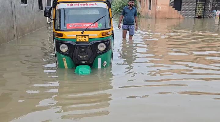 હવામાન નિષ્ણાંત અંબાલાલ પટેલે વરસાદની આગાહી કરી છે. અંબાલાલ પટેલની આગાહી અનુસાર ગુજરાતમાં વરસાદનું જોર વધશે