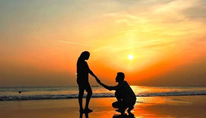 अच्छा पति बनने के लिए आपके पति-पत्नी के रिश्ते की शुरुआत सबसे पहले दोस्ती से होनी चाहिए. जब बीवी आपको अपना सबसे करीबी मानेगी तो आपके बीच खुलकर हर चीज को लेकर बात होगी. ऐसे में आपकी बीवी अपने हर सुख दुख की बात सबसे पहले आपसे शेयर करेगी, तभी आपकी बीवी खुद को सेफ और इज्जतदार भी महसूस करेगी.