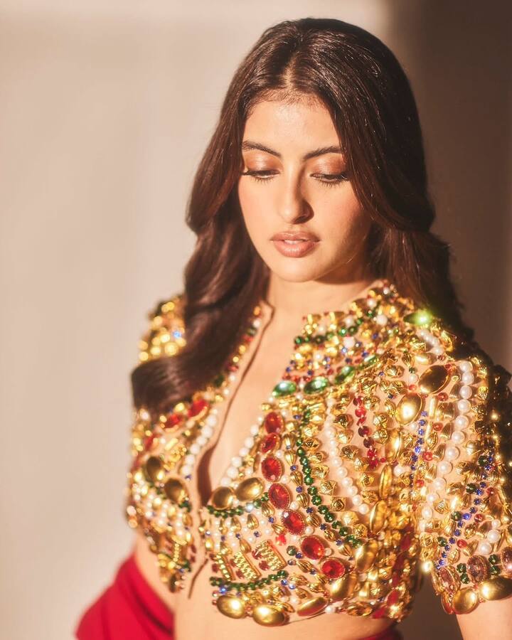 All these pictures have been shared by famous designer couple Abu Jani and Sandeep Khosla on Instagram and the caption wrote- 'A magnificent fest of the story of Vaibhav, woven with gold beads, gems and excellent threads.'