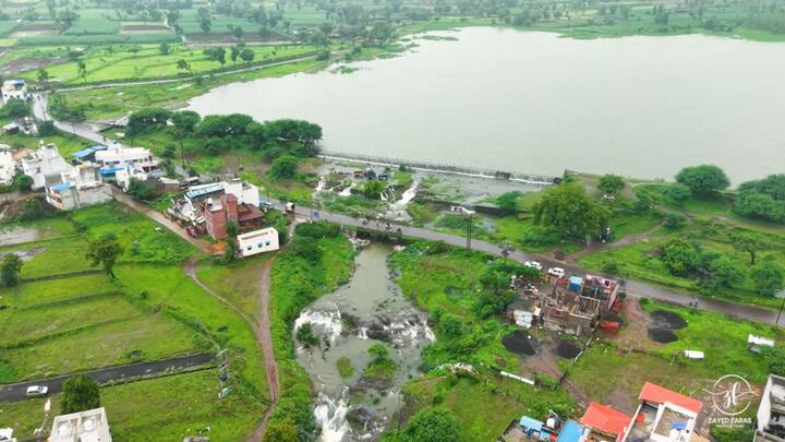 कोल्हापूर जिल्ह्यातील 63 बंधारे पाण्याखाली गेले आहेत.