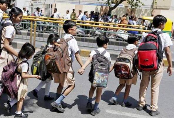 ਇਨ੍ਹਾਂ ਰਾਜਾਂ ਵਿੱਚ 1 ਜੁਲਾਈ ਤੋਂ ਸਕੂਲ ਖੁੱਲ੍ਹਣਗੇ ਦੂਜੇ ਪਾਸੇ, ਉੱਤਰ ਭਾਰਤ ਦੇ ਕੁਝ ਵੱਡੇ ਰਾਜਾਂ ਜਿਵੇਂ ਕਿ ਉੱਤਰ ਪ੍ਰਦੇਸ਼ ਅਤੇ ਦਿੱਲੀ ਵਿੱਚ ਗਰਮੀਆਂ ਦੀਆਂ ਛੁੱਟੀਆਂ ਅਜੇ ਵੀ ਜਾਰੀ ਹਨ। ਯੂਪੀ ਕੌਂਸਲ ਸਕੂਲ 30 ਜੂਨ, 2025 ਤੱਕ ਬੰਦ ਰਹਿਣਗੇ ਅਤੇ ਕਲਾਸਾਂ 1 ਜੁਲਾਈ ਤੋਂ ਦੁਬਾਰਾ ਸ਼ੁਰੂ ਹੋਣਗੀਆਂ। ਇਹ ਹੁਕਮ ਮੁੱਢਲੀ ਸਿੱਖਿਆ ਪ੍ਰੀਸ਼ਦ ਅਤੇ ਮਾਨਤਾ ਪ੍ਰਾਪਤ ਪ੍ਰਾਈਵੇਟ ਸਕੂਲਾਂ 'ਤੇ ਵੀ ਲਾਗੂ ਹੋਵੇਗਾ। ਦਿੱਲੀ ਵਿੱਚ 11 ਮਈ ਤੋਂ ਗਰਮੀਆਂ ਦੀਆਂ ਛੁੱਟੀਆਂ ਵੀ ਚੱਲ ਰਹੀਆਂ ਹਨ, ਜੋ 30 ਜੂਨ ਤੱਕ ਜਾਰੀ ਰਹਿਣਗੀਆਂ। ਹਾਲਾਂਕਿ, ਅਧਿਆਪਕਾਂ ਨੂੰ 28 ਜੂਨ ਤੋਂ ਸਕੂਲਾਂ ਵਿੱਚ ਰਿਪੋਰਟ ਕਰਨੀ ਪਵੇਗੀ ਤਾਂ ਜੋ ਉਹ ਆਉਣ ਵਾਲੇ ਸੈਸ਼ਨ ਦੀ ਤਿਆਰੀ ਕਰ ਸਕਣ।