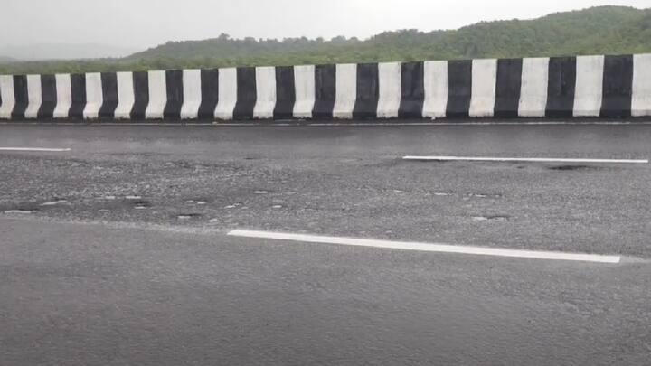 उद्घाटनानंतर काहीच दिवसांत या महामार्गावर गंभीर त्रुटी उघड होत असून शहापूर भागात महामार्गावर अनेक ठिकाणी मोठे खड्डे पडल्याचे समोर आले आहे.