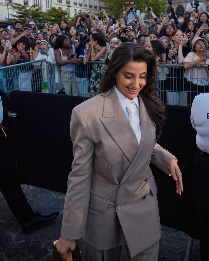 The pantsuit, featuring sharp lapels and a well-fitted silhouette, was a flawless nod to contemporary power dressing. The light brown shade added a soft, elegant twist to the traditionally strong and masculine look, making it equally stylish and commanding.