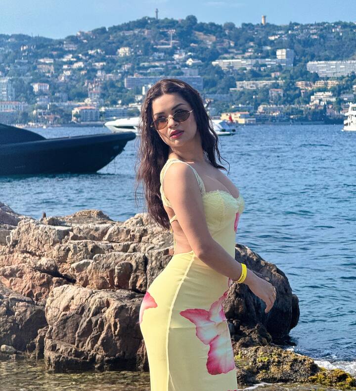 या लूकमध्ये अवनीत पिवळ्या बॉडीकॉन ड्रेसमध्ये खूपच सुंदर दिसत आहे.