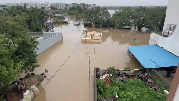 સુરતમાં ખાડી પૂરથી અનેક વિસ્તારો પાણીમા ગરકાવ થયા હતા. સુરતનું સણિયા હેમાદ ગામ બીજા દિવસે પણ પાણીમાં ગરકાવ રહ્યું હતું. સણિયા હેમાદ ગામમાં ચારે તરફ પાણી જ પાણી જોવા મળી રહ્યું છે.