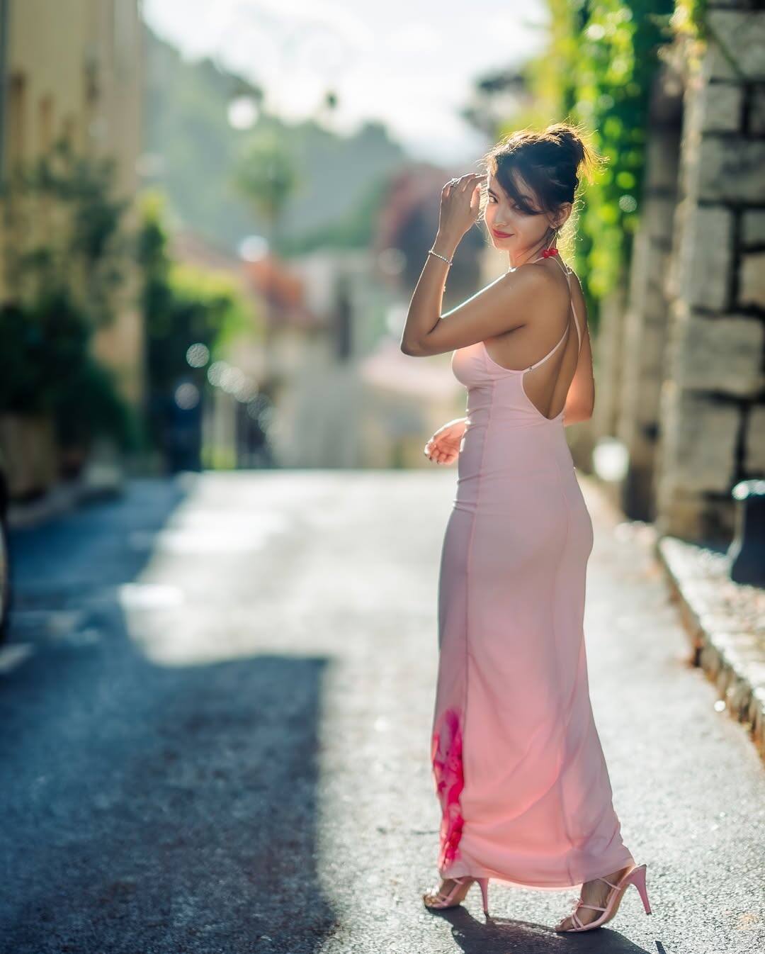 Matching heels were making her look more stunning. During this time, the actress was seen posing amidst the sunlight.