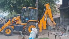 गौ-तस्करी के आरोपी हिस्ट्रीशीटर जुबैर उर्फ पाया के घर पर चला बुलडोजर, 3 मंजिला मकान ध्वस्त