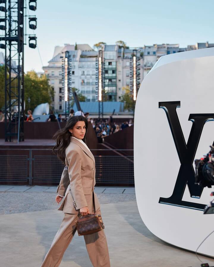 Accessorising minimally, she let the outfit do the talking, adding only subtle earrings and a designer handbag that complemented the earthy tones of her suit.