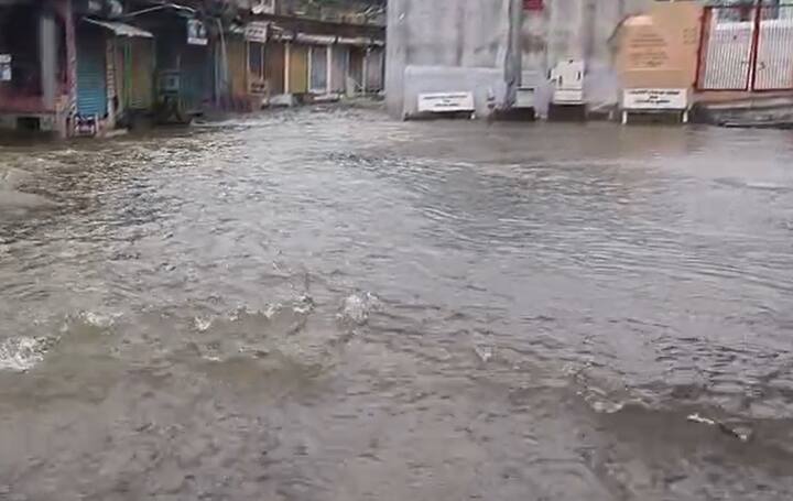 હવામાન વિભાગના તાજા અપડેટ પ્રમાણે, ફરી એકવાર દક્ષિણ ગુજરાતમાં વરસાદે કહેર વર્તાવ્યો છે. છેલ્લા 24 કલાકમાં 142 તાલુકાઓમાં વરસાદ વરસ્યો છે. જે મુજબ દાહોદ શહેરમાં 7.5 ઈંચ, નર્મદાના તીલકવાડામાં 7.1 ઈંચ વરસાદ વરસ્યો છે.