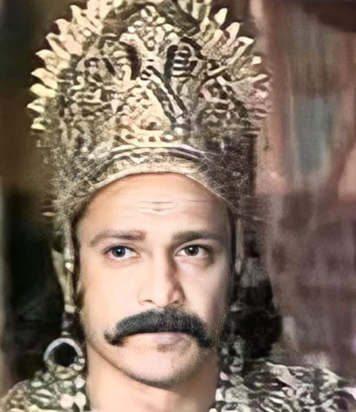 लंकापति रावण के भाई विभीषण का किरदार निभाने वाले मुकेश रावल को कौन नहीं जानता. रामानंद सागर के रामायण से उन्हें बहुत पहचान मिली. विभीषण के किरदार को मुकेश रावल ने ना केवल बखूबी निभाया बल्कि उन्होंने इस करदार को जीया.