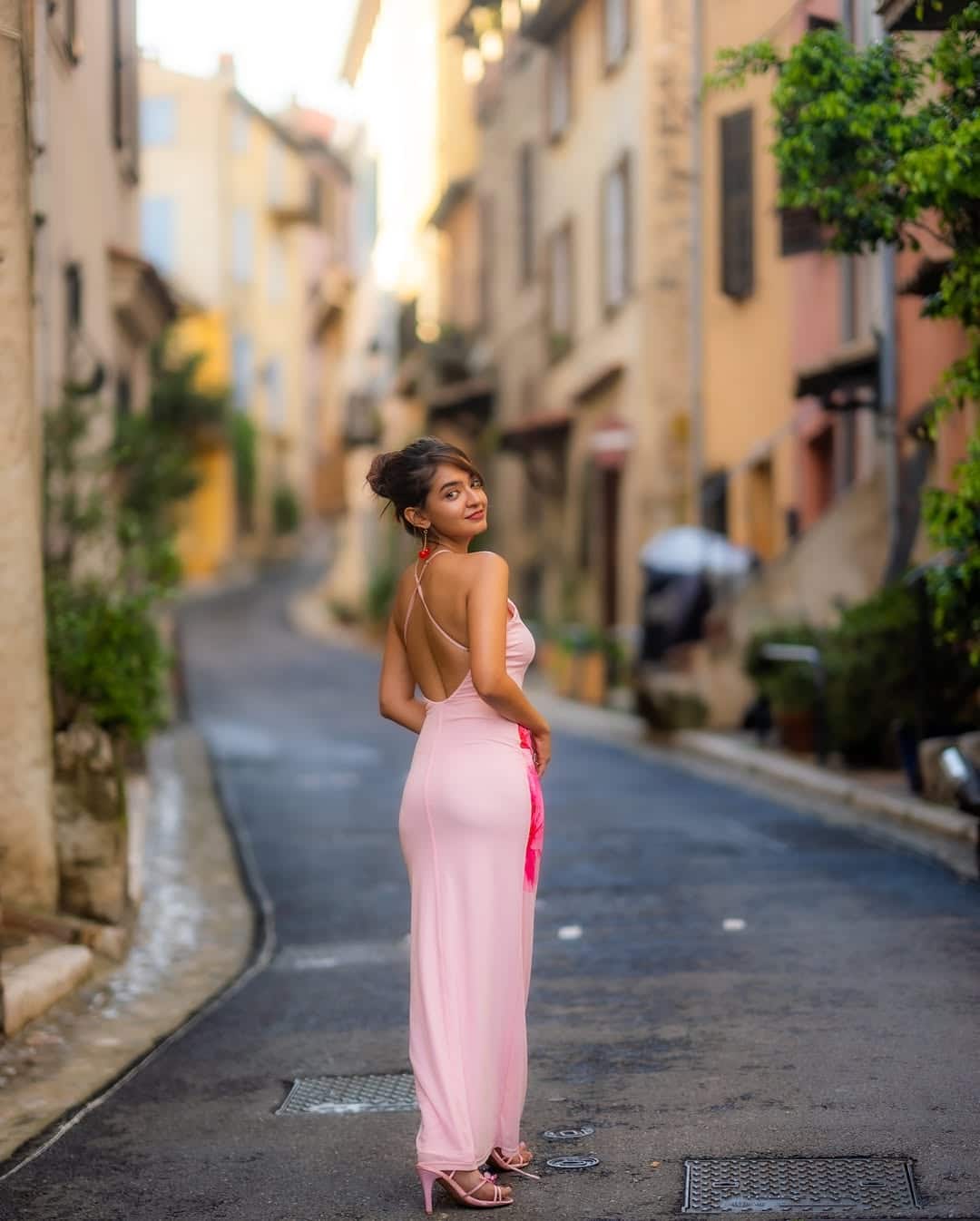 Anushka is seen wearing a backless bodycon dress of pink color in her latest photos. In this, she looks very glamorous.